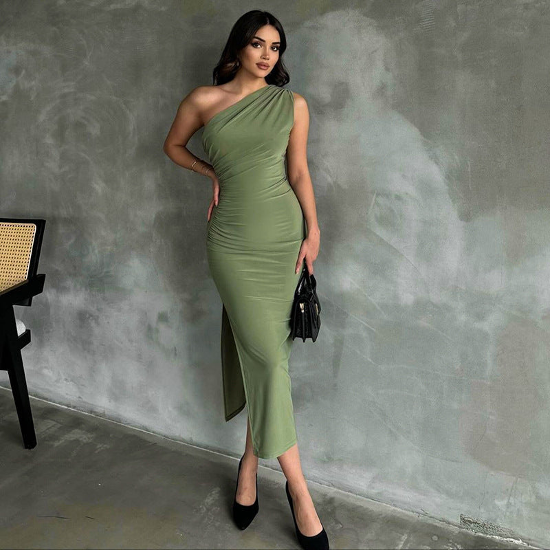 Elegantes Tailliertes One-Shoulder-Kleid mit Schlitz