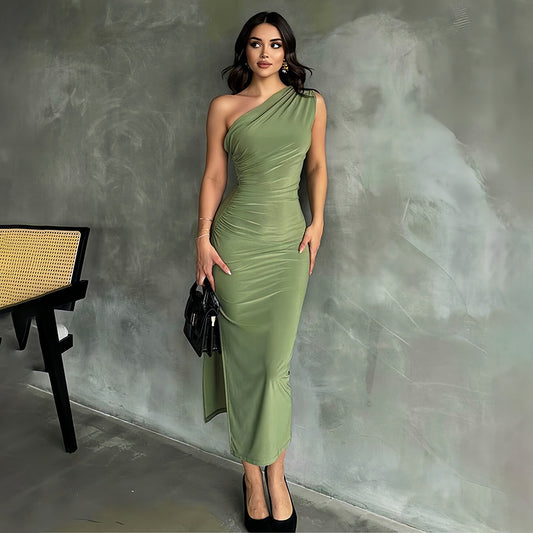 Elegantes Tailliertes One-Shoulder-Kleid mit Schlitz