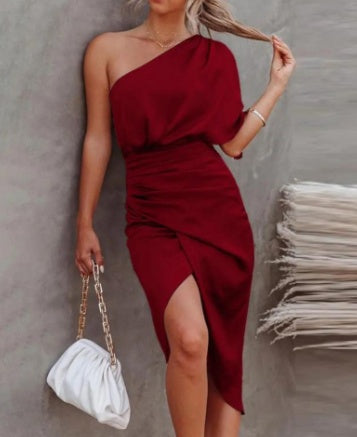 Elegantes Abendkleid mit asymmetrischer Schulter & Plisseedetail